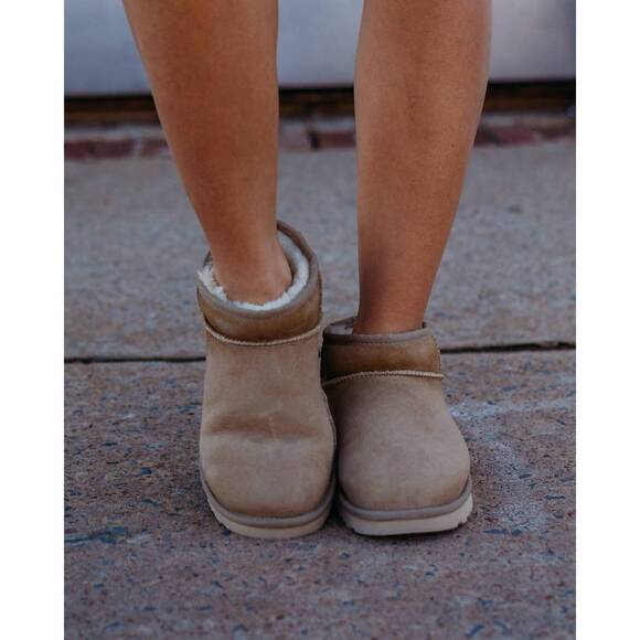 NEW UGG women's classic ultra mini boot in sand - Picture 4 of 6